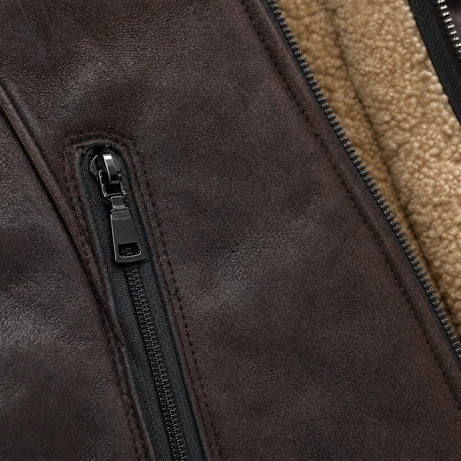 Gilet à Poches Verticales en Daim Marron pour Homme - close-up détail matière
