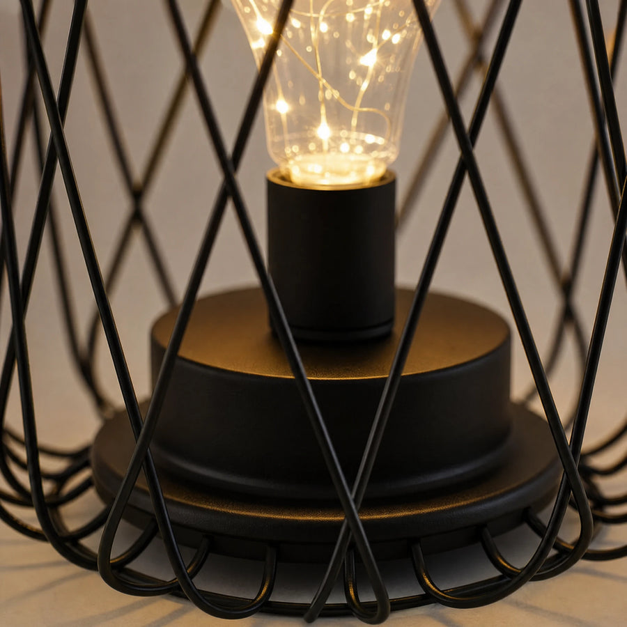 Lampe de Chevet Vintage avec Cage Métallique et Ampoule Décorative - close-up détail matière