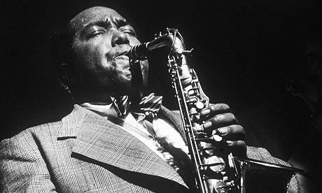 Charlie Parker: Die Jazz-Ikone und sein ewiger Einfluss auf Vintage-Mode