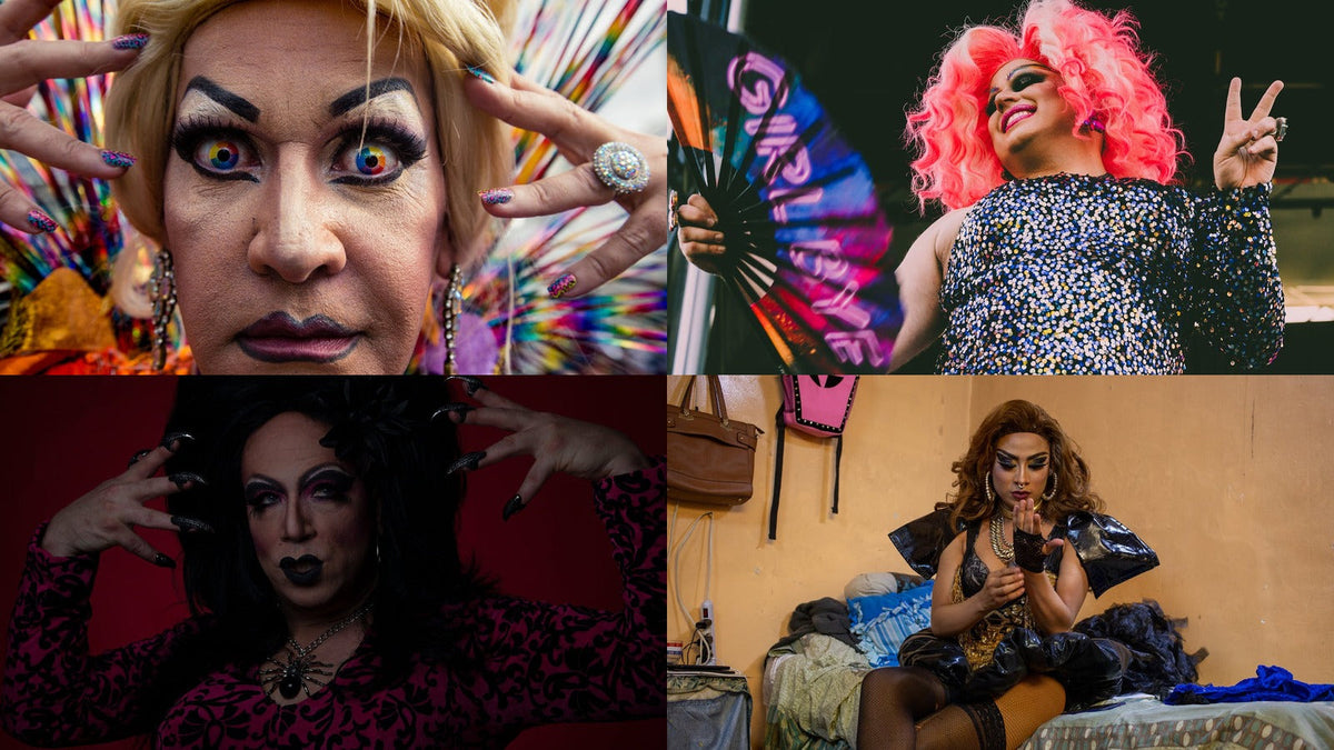 Quatre artistes drag : maquillage graphique en gros plan, perruques rose et brune, tenue à sequins et gestes de scène Bild