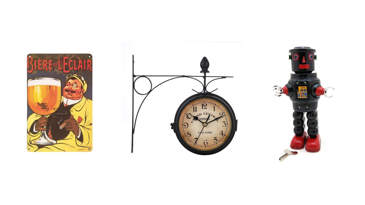 Trois objets rétro sur fond blanc : plaque publicitaire en métal pour une bière, horloge de gare double face sur potence en fer, robot en tôle à remontoir Bild