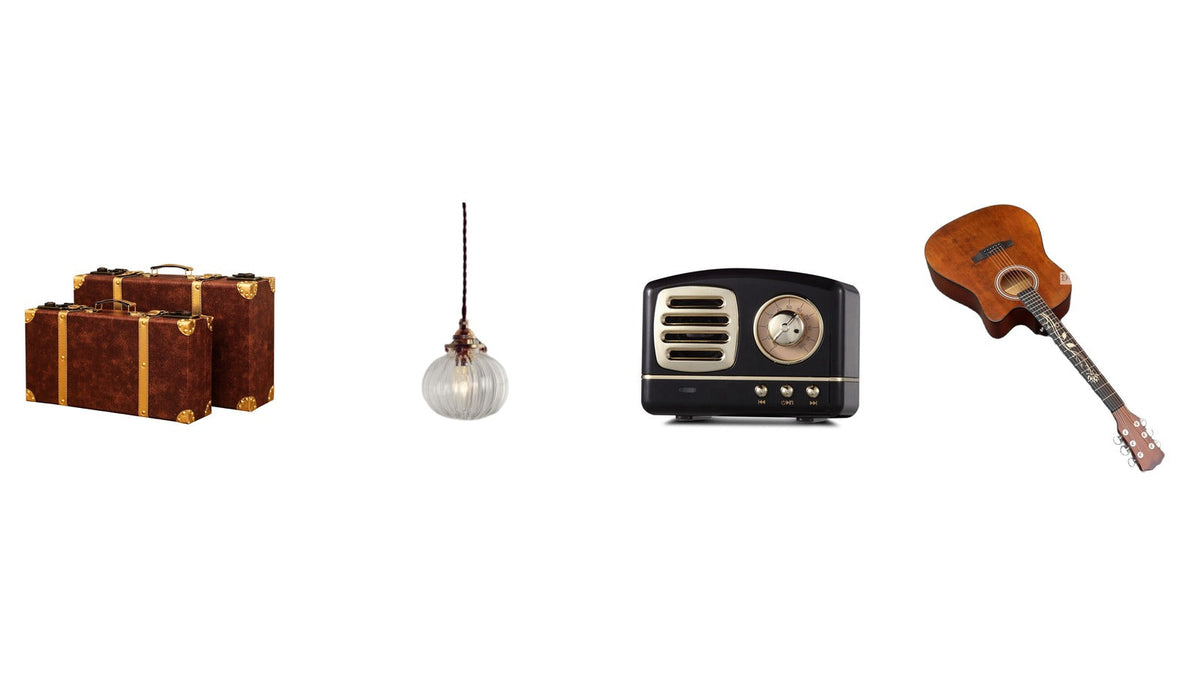 Effet Kodak : valise ancienne, suspension en verre strié, enceinte style TSF et guitare folk sur fond blanc Bild