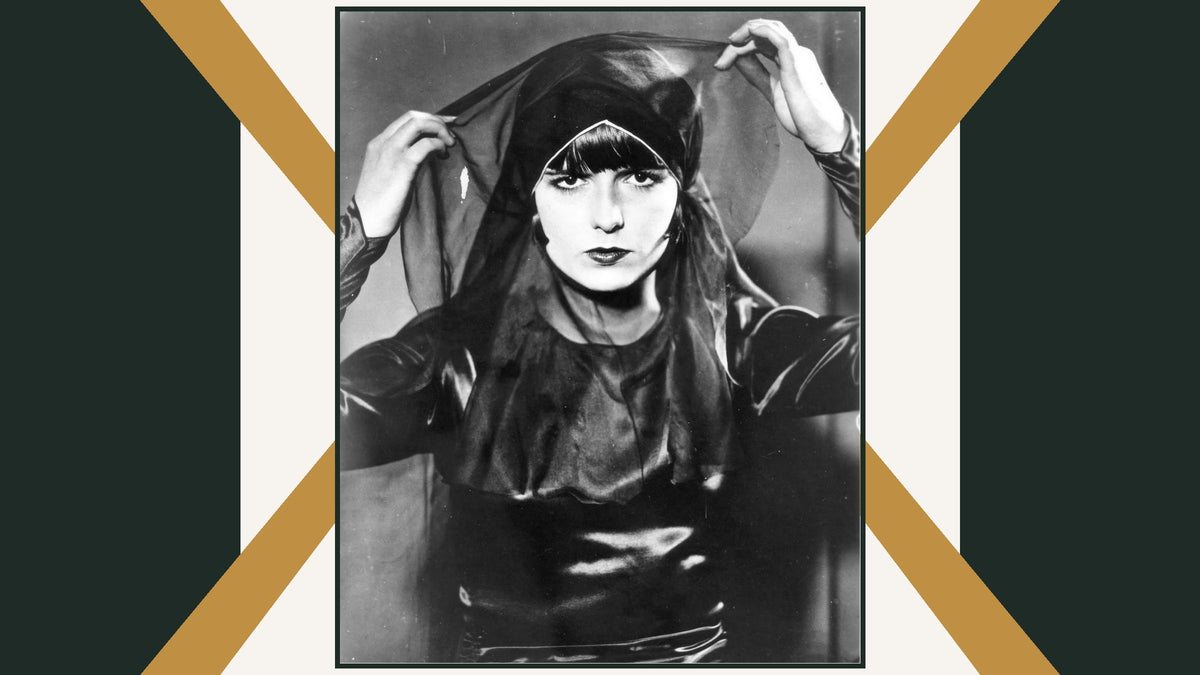 Portrait publicitaire en noir et blanc de Louise Brooks pour Loulou en 1929, encadré de lignes géométriques vertes et dorées Bild