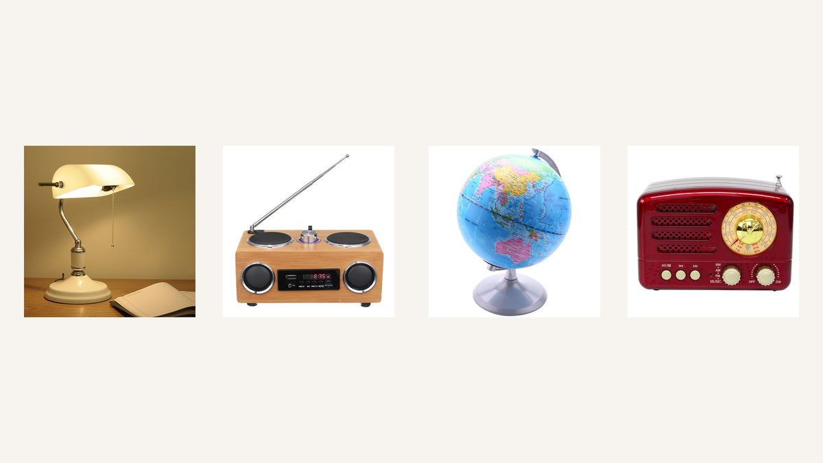 Objets rétro actuels pour illustrer une méthode d’identification : lampe de bureau, radio, globe terrestre et poste radio rouge Bild