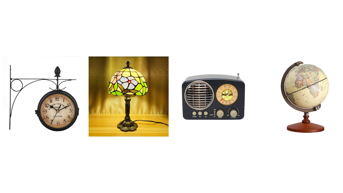 Horloge de gare, lampe au verre coloré, petite radio et globe terrestre réunis sur fond blanc Bild