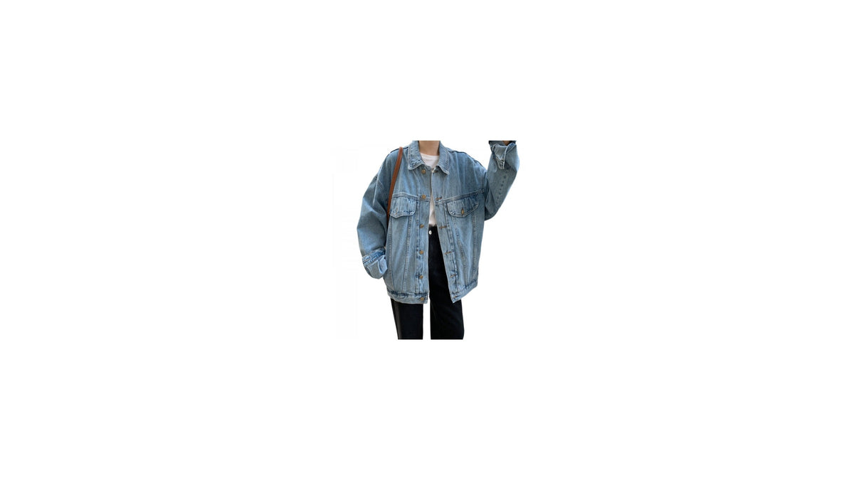 Veste en jean oversize au centre, point de départ d’un style rétro personnel