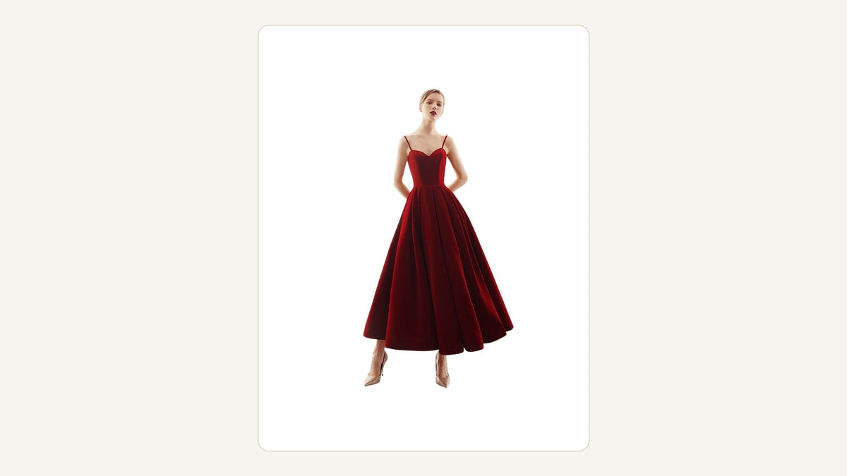 Robe longue rouge d’inspiration rétro présentée au centre sur fond crème Bild