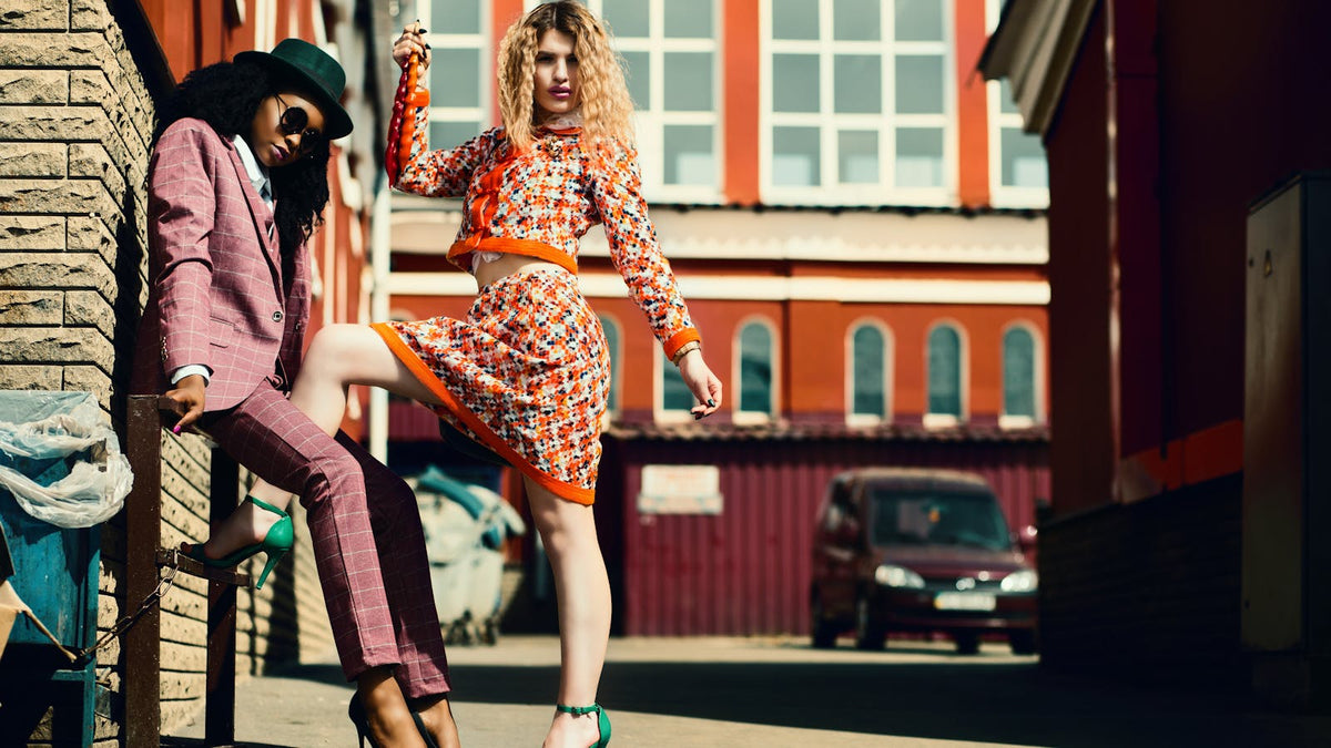 comment-transformer-ses-vieux-vetements-en-vetement-de-mode Bild