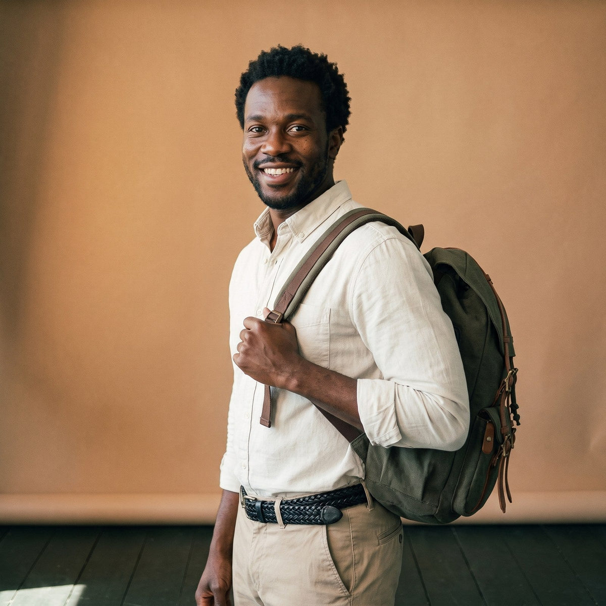 Mannequin homme avec un sac à dos et une ceinture en cuir vintage Bild