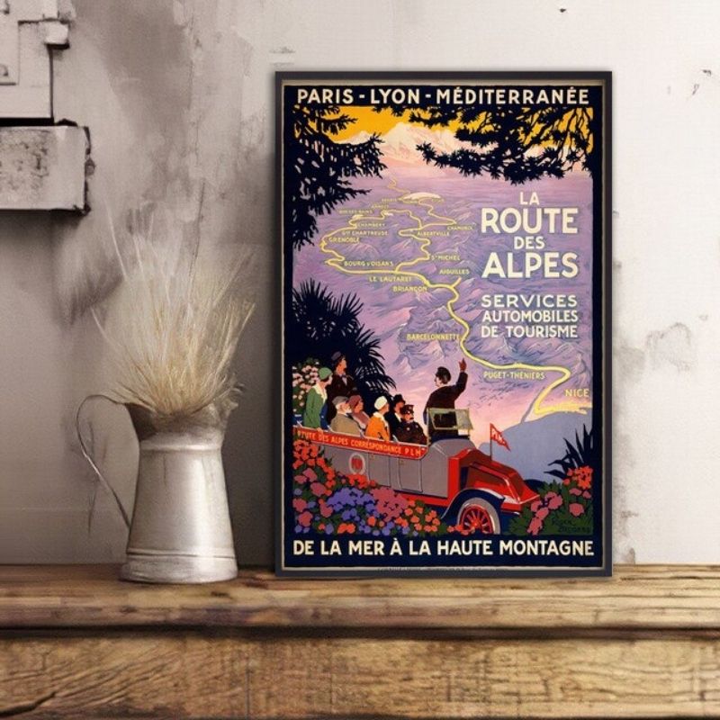Affiche vintage encadree posee sur une console en bois Bild