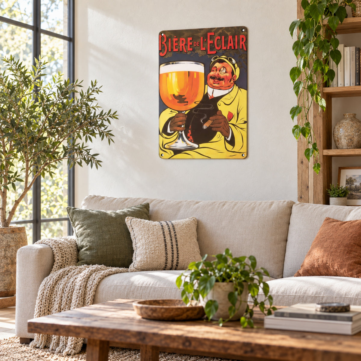 Vue large d'une cuisine en journée avec l'affiche publicitaire alcool vintage en métal fixée au mur Bild