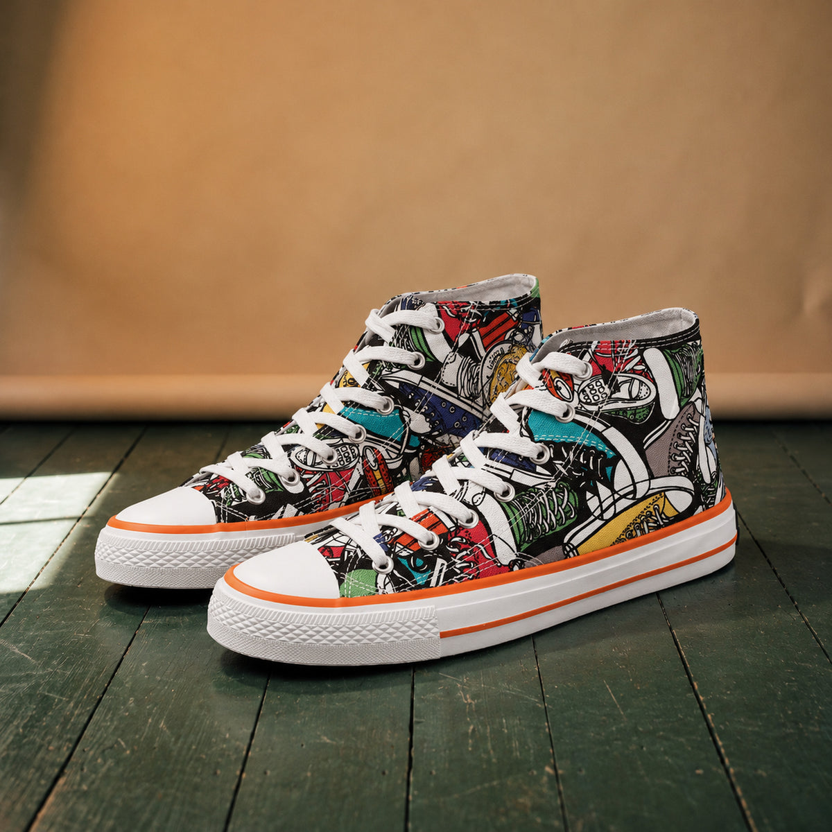 Paire de baskets montantes année 80 imprimées posées côte à côte sur fond neutre, semelle blanche à liseré orange Bild