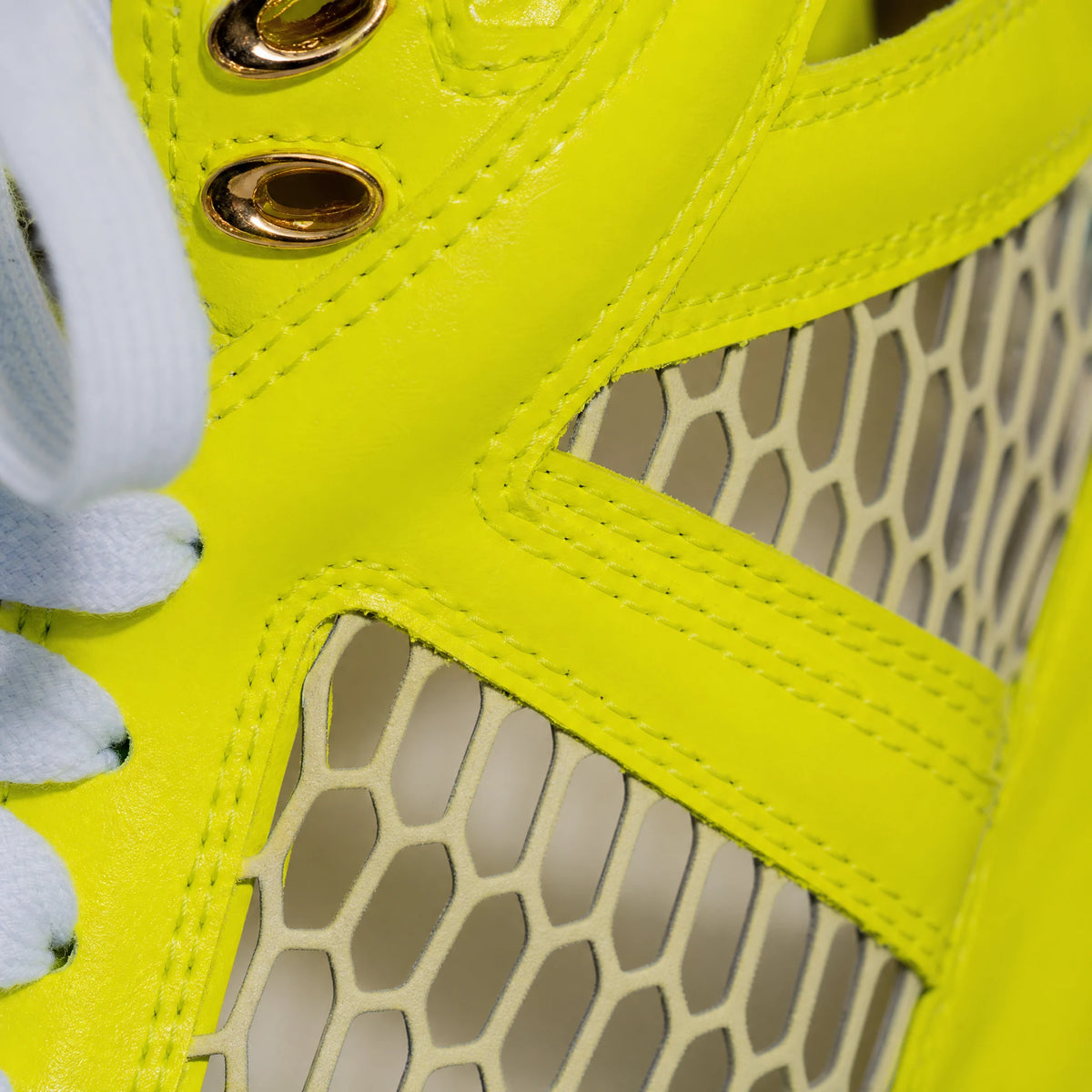 Baskets compensées femme jaune fluo à lacets - close-up détail matière
