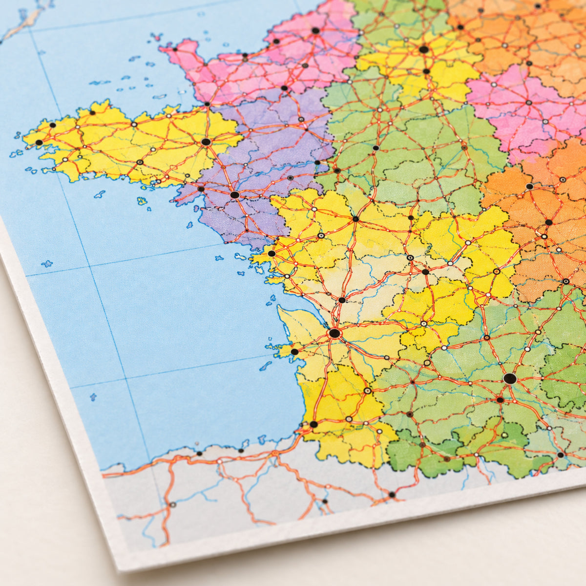 Gros plan sur les départements, les villes et la légende de la carte de France murale administrative Bild
