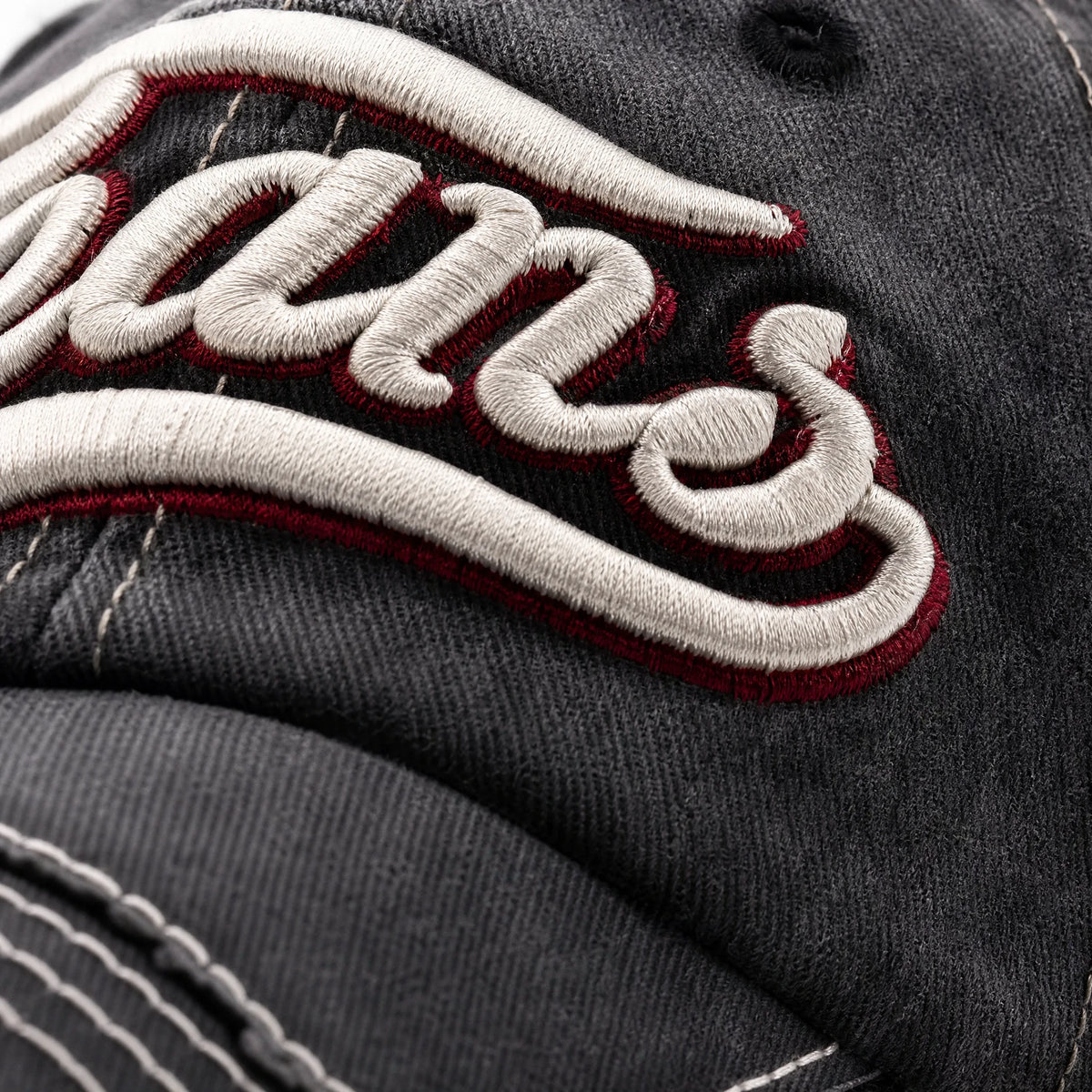 Casquette de baseball avec lettre brodée vintage - close-up détail matière