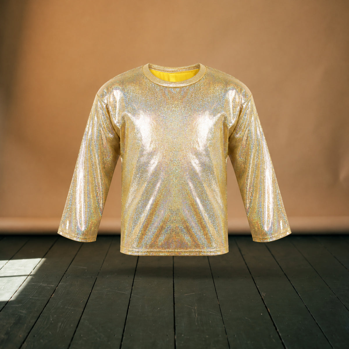 Chemise disco enfant dorée brillante à manches longues portée en studio, vue de face Bild