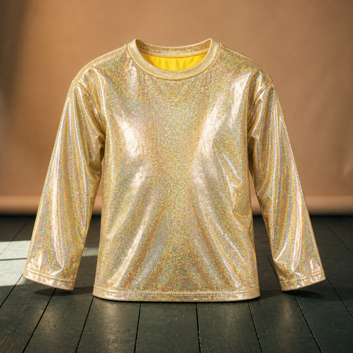 Gros plan sur la matière brillante et extensible de la chemise disco enfant dorée Bild