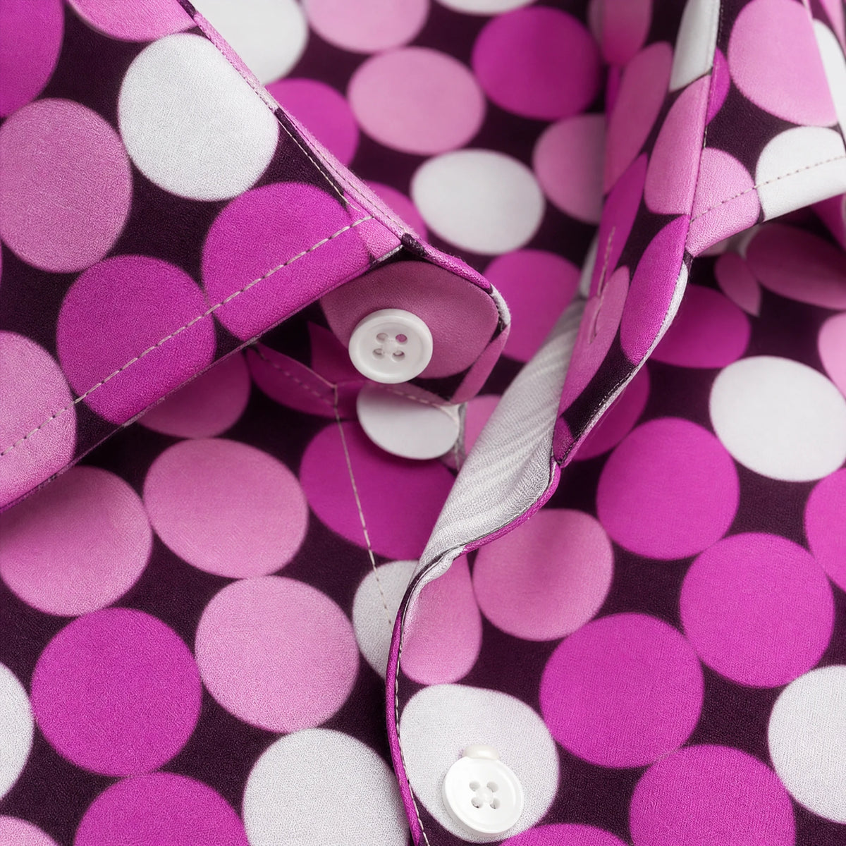 Chemise disco homme rose à motif géométrique - close-up détail matière