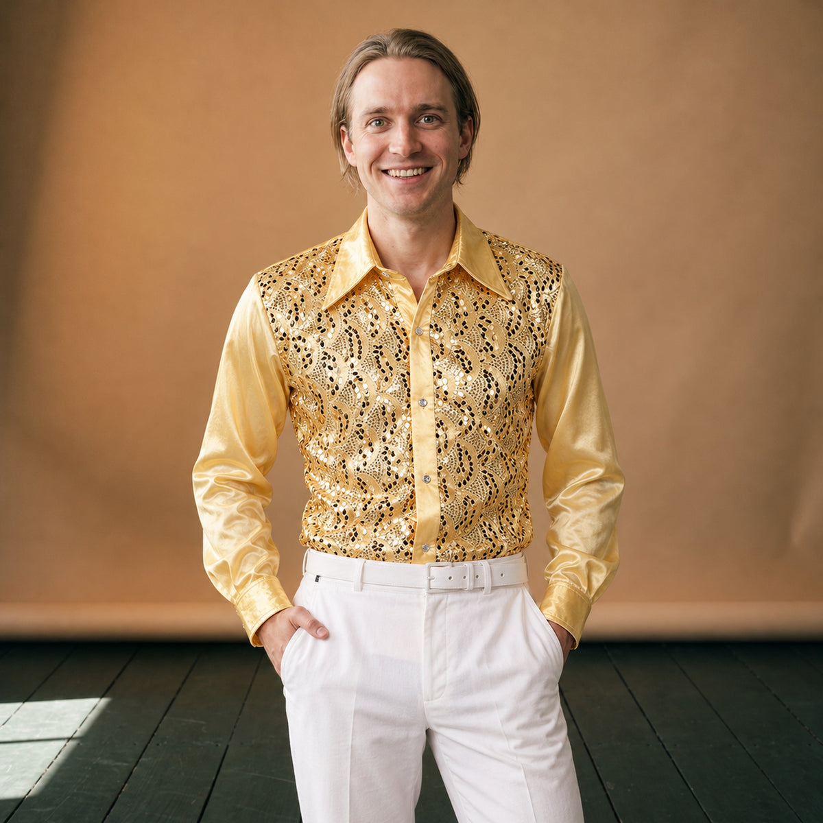 Chemise disco homme XXL dorée à plastron sequins portée en studio avec un pantalon noir Bild