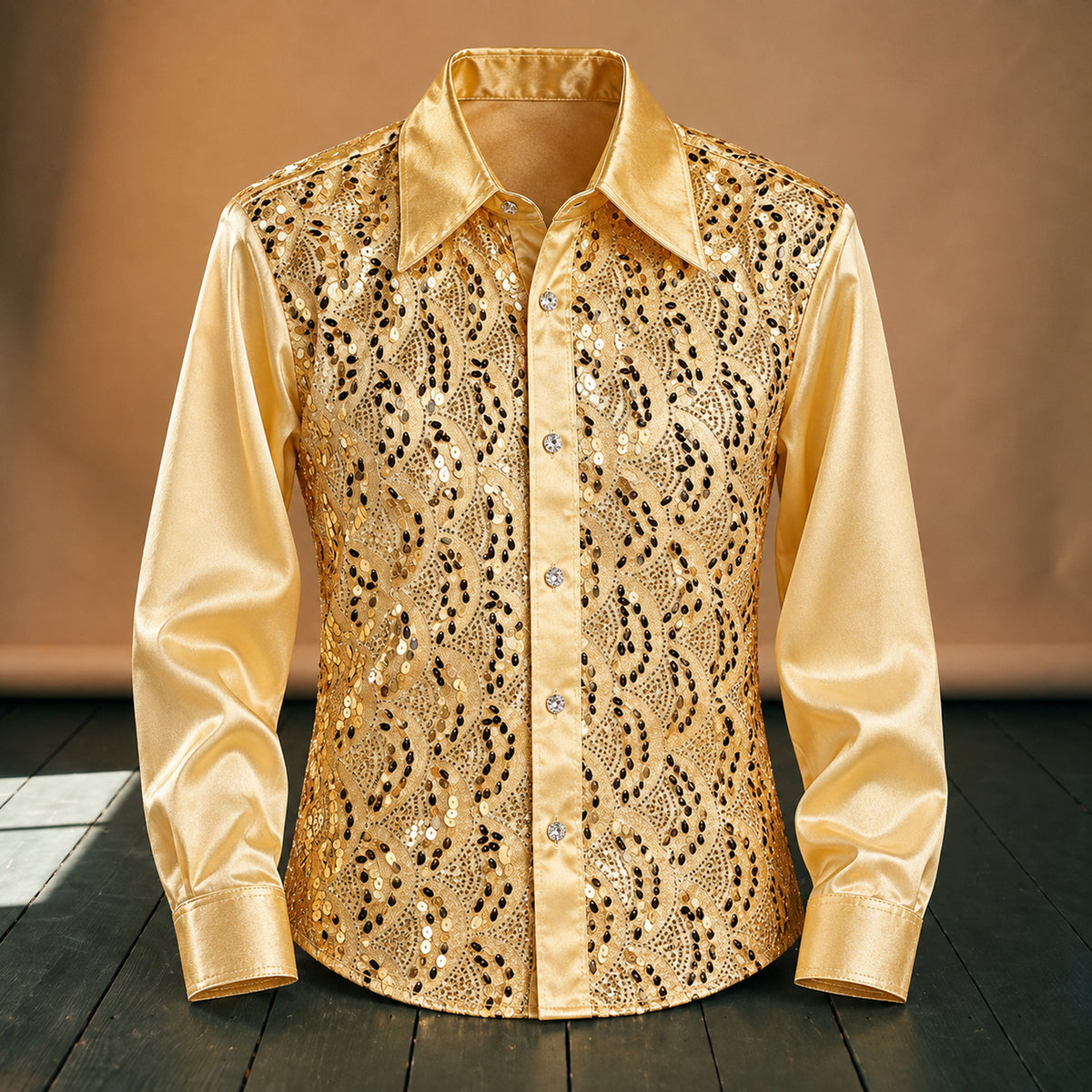 Gros plan sur le plastron à sequins et le col pointu de la chemise disco homme XXL dorée Bild