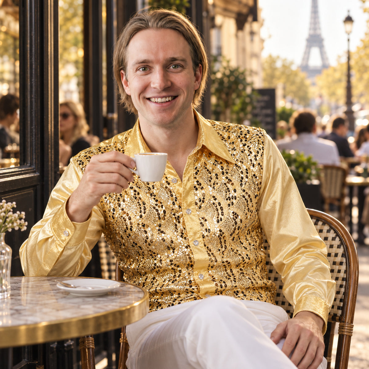 Homme portant la chemise disco XXL bleue à sequins lors d'une soirée à thème entre amis Bild