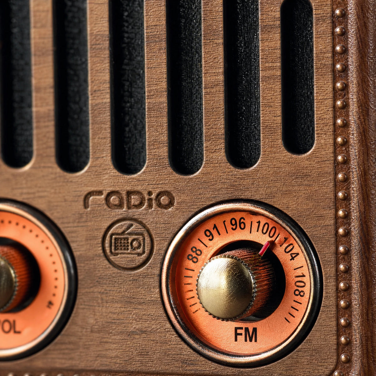 Enceinte Bluetooth Vintage Bois Format Radio Rétro - close-up détail matière