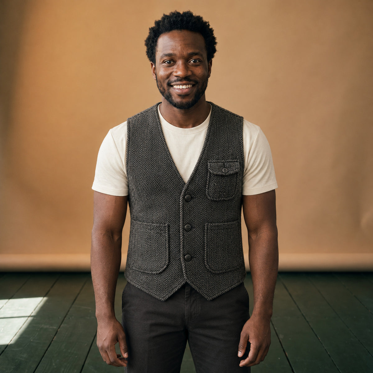 Gilet Laine Homme à Chevrons Vintage avec Poches porté en studio sur une chemise, vue de face Bild