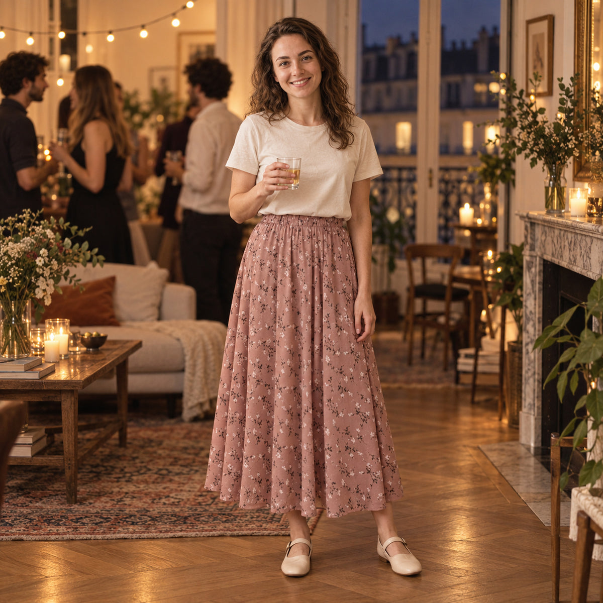 Femme portant la jupe longue années 80 plissée fleurie lors d'un déjeuner en terrasse l'été Bild