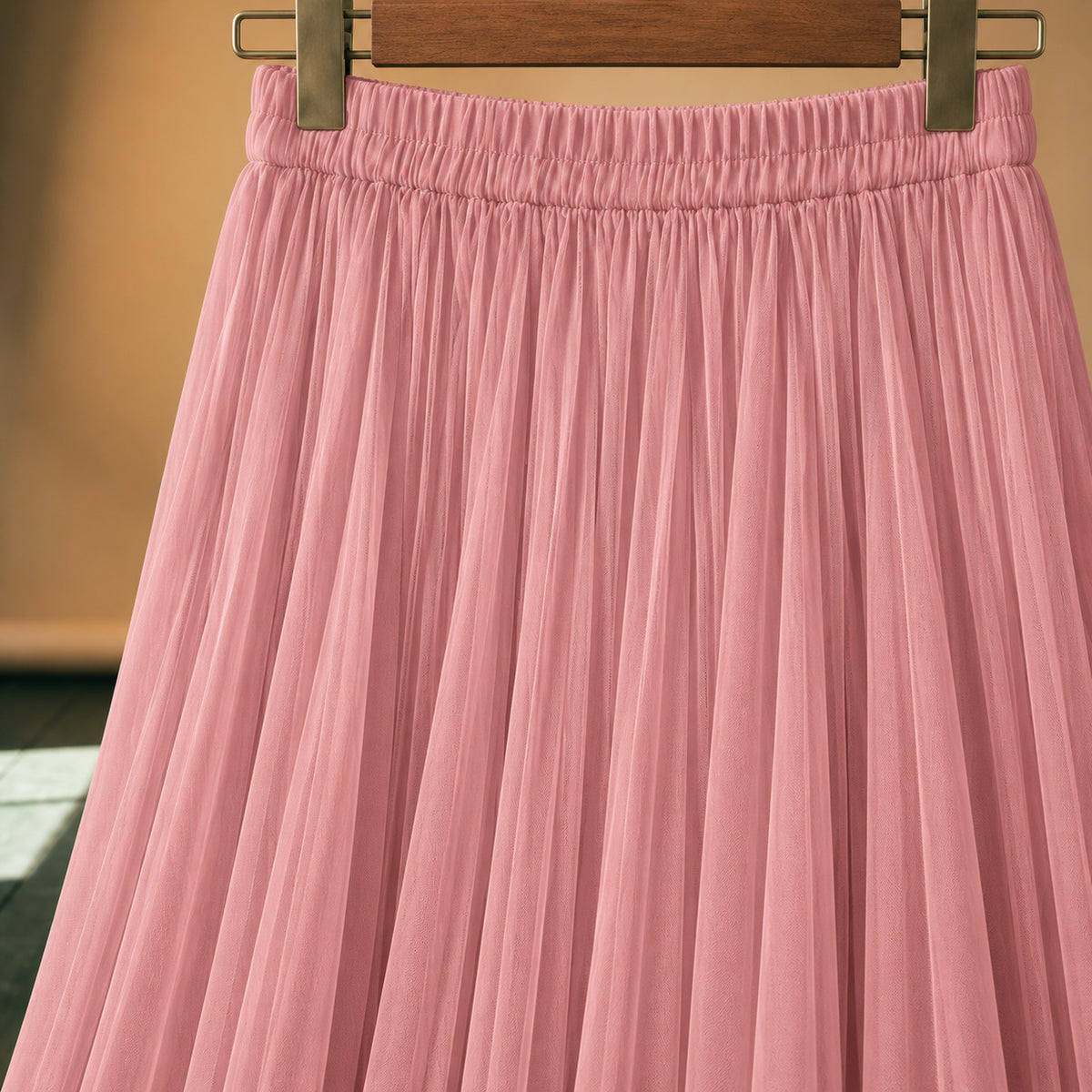Gros plan sur le plissé rose, la taille haute et la doublure de la jupe longue années 80 plissée rose Bild