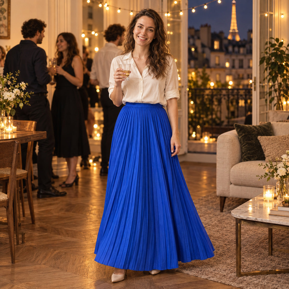 Femme portant la jupe longue plissée bleue style années 80 en terrasse un après-midi d'été Bild