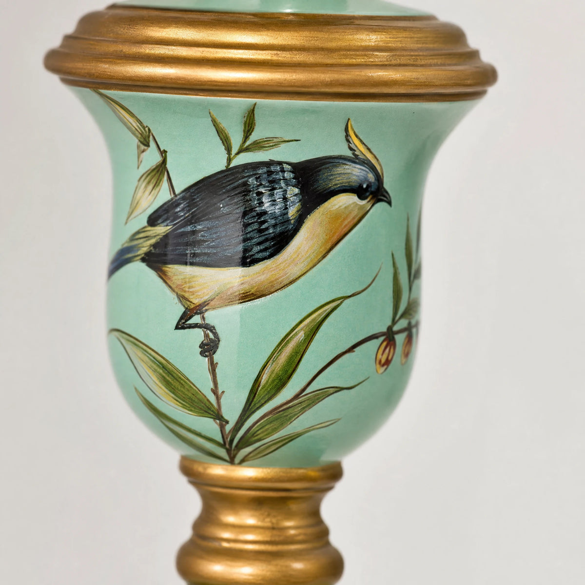 Lampe de chevet vintage à motifs peints et dorure - close-up détail matière
