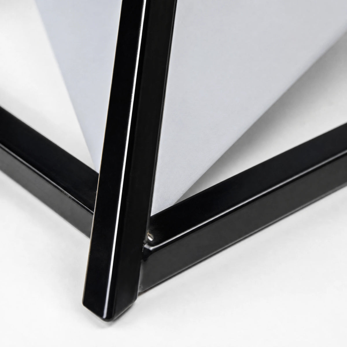 Lampe Pyramide Rechargeable Tactile avec Finition Bois - close-up détail matière