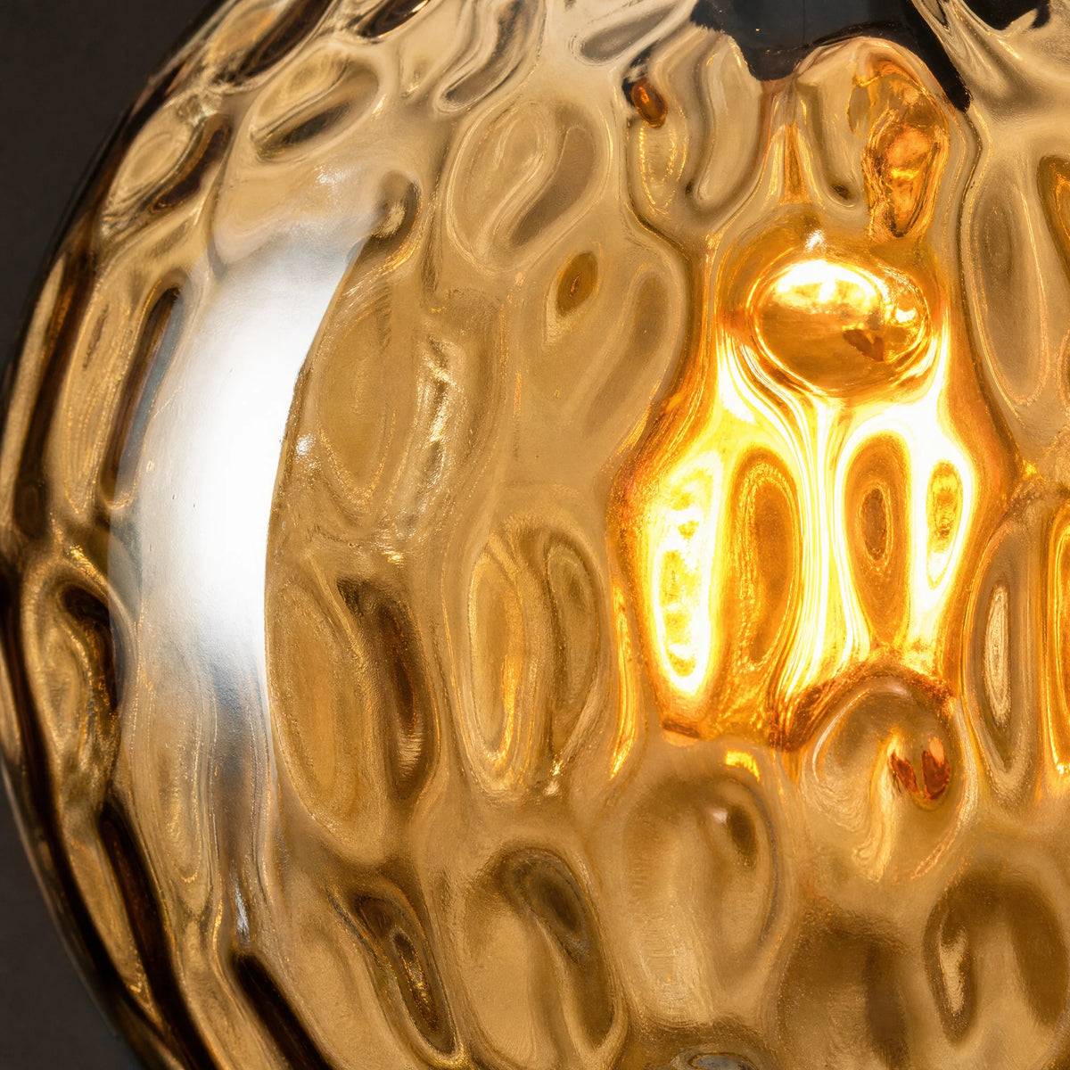 Lampe Suspendue Vintage Verre Ambré à Globe - close-up détail matière