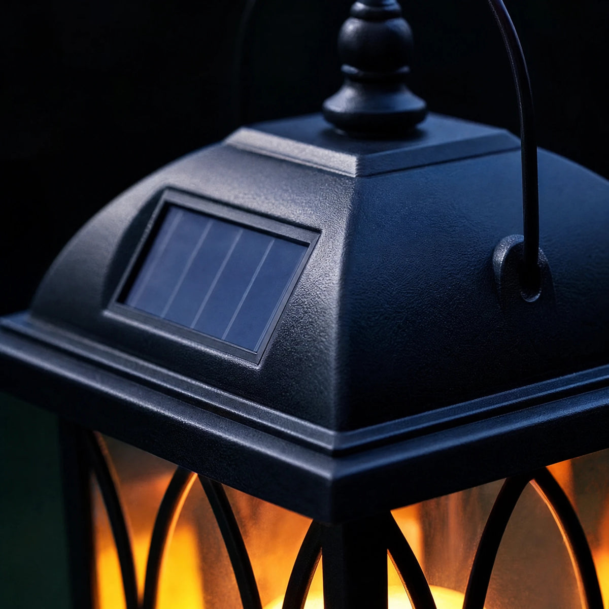Lanterne solaire extérieure à LED effet flamme style gothique - close-up détail matière