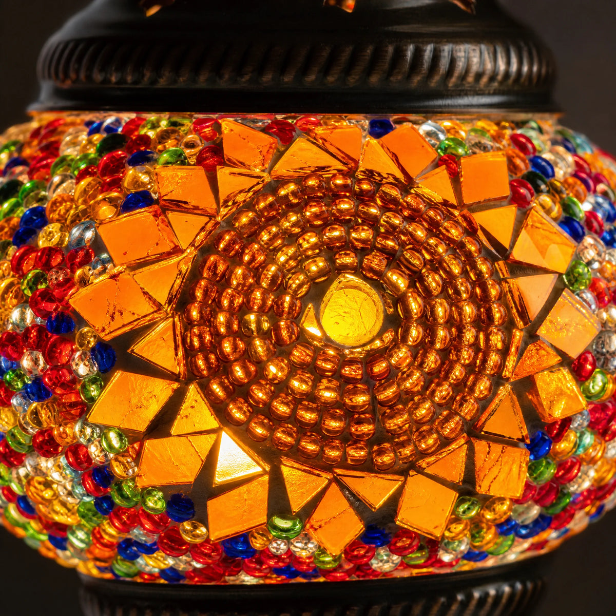 Lustre Mosaïque Orientale en Verre Multicolore Suspendu - close-up détail matière