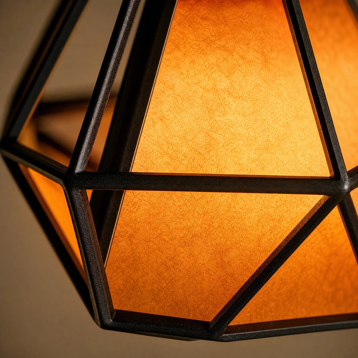 Lustre Suspension Géométrique en Fer avec Abat-jour Chaud - close-up détail matière