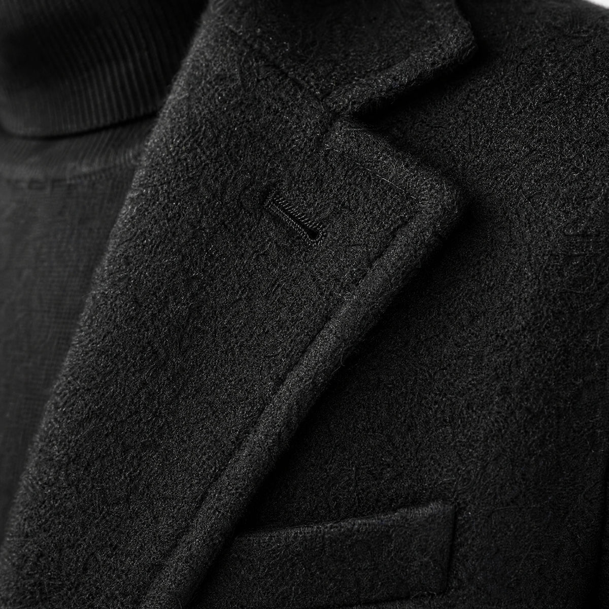 Manteau mi-long à revers vintage pour homme - close-up détail matière