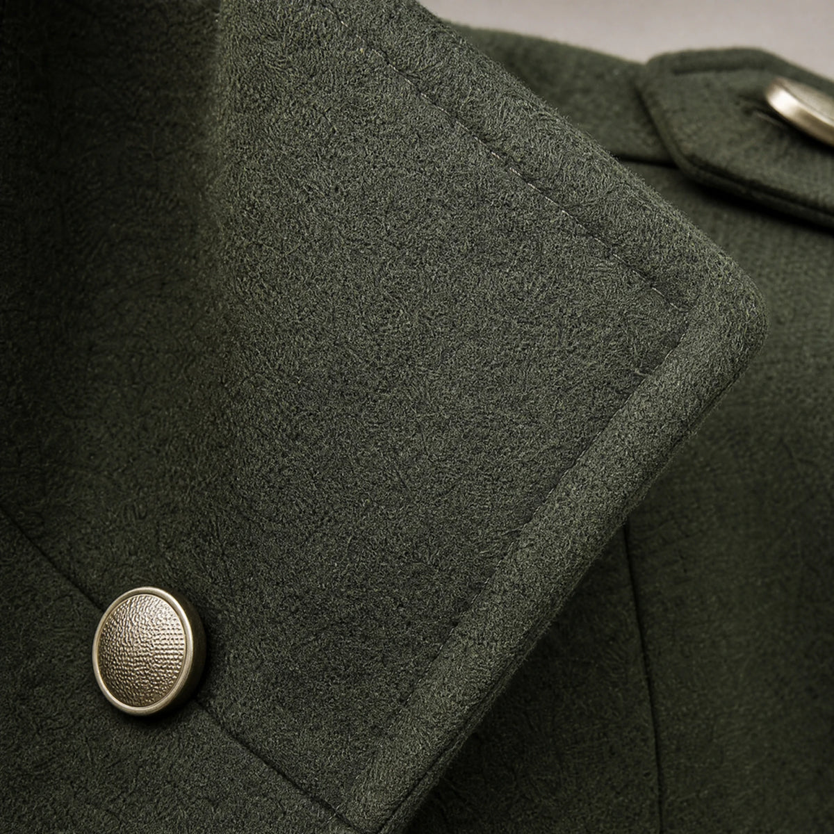 Manteau uni pour homme avec col montant vintage - close-up détail matière
