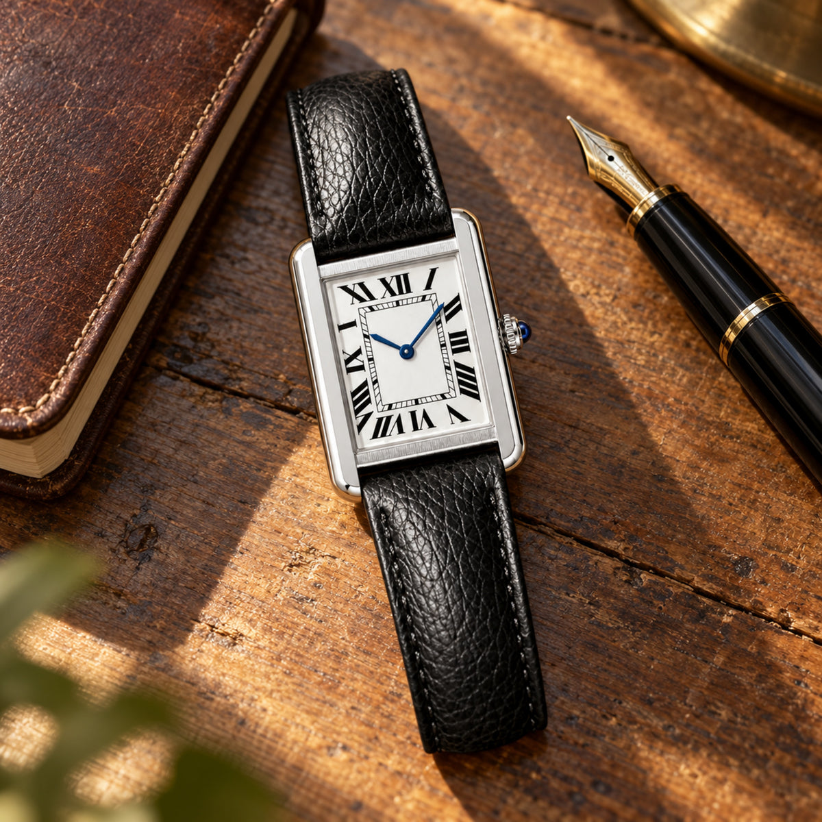 Femme portant la montre rectangulaire à chiffres romains lors d'un dîner, bracelet noir effet cuir sur une robe sombre Bild
