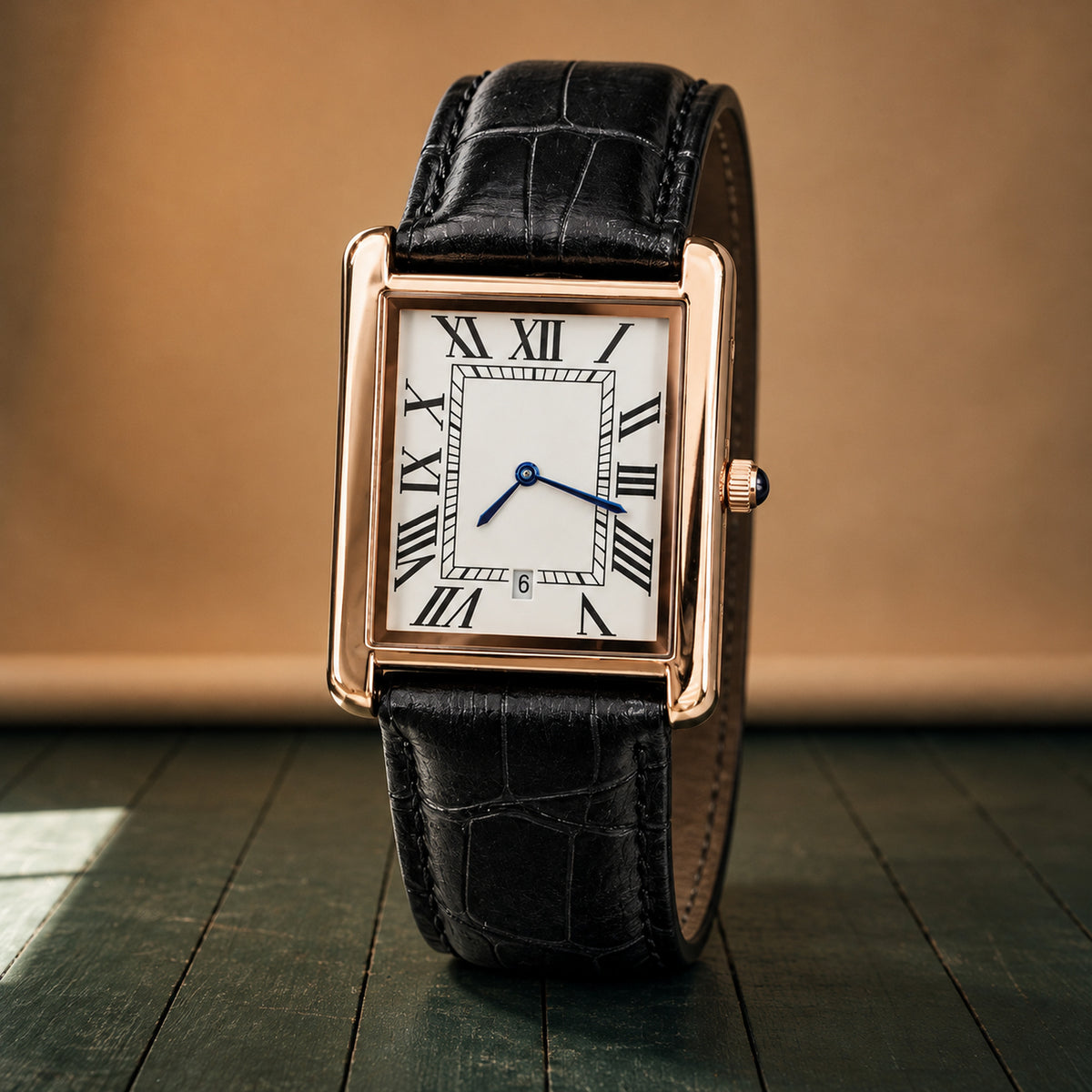 Gros plan sur le cadran blanc à chiffres romains et le bracelet noir texturé de la montre rectangulaire homme Bild