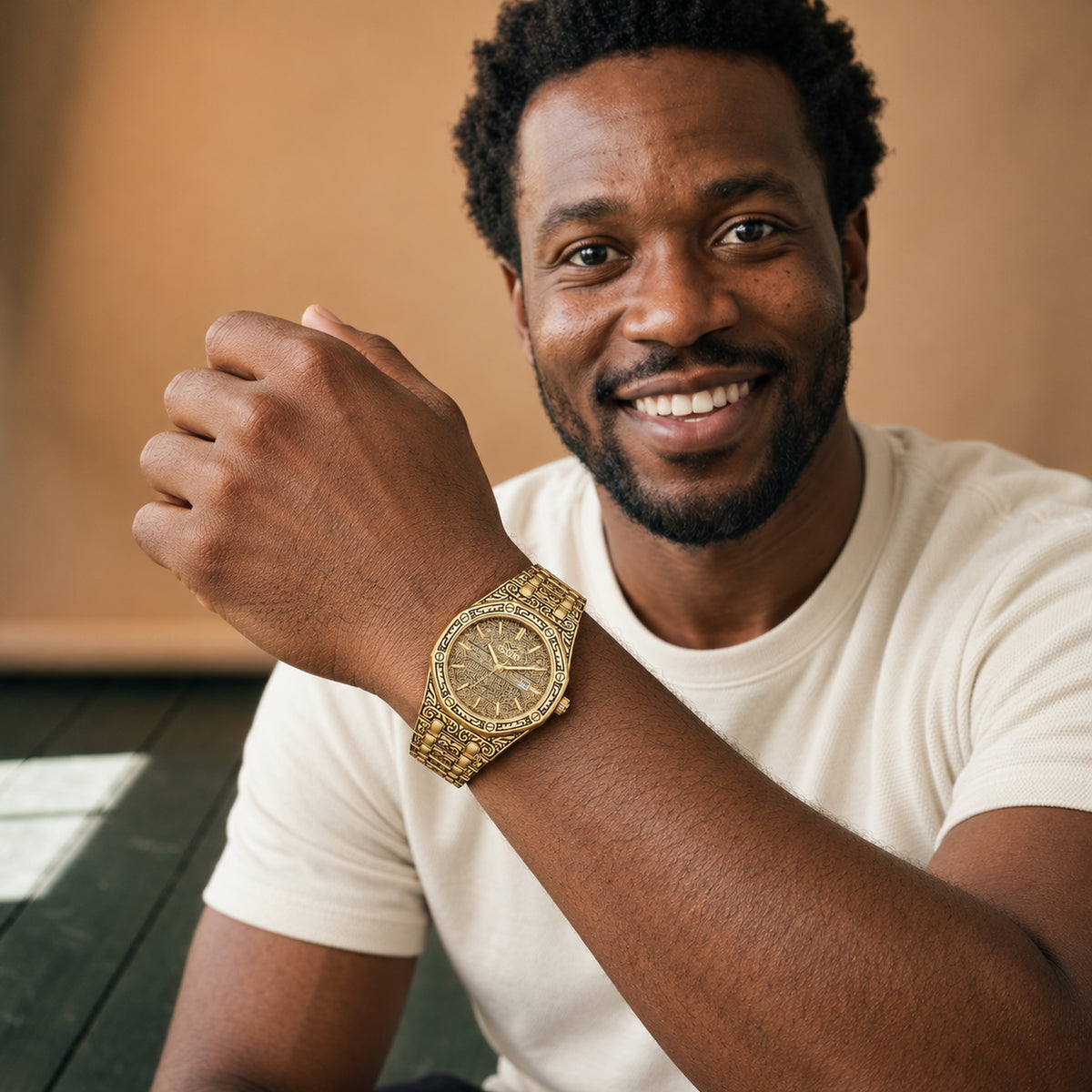 Montre style vintage homme à boîtier et bracelet métal gravés portée au poignet sur une chemise, vue en studio Bild
