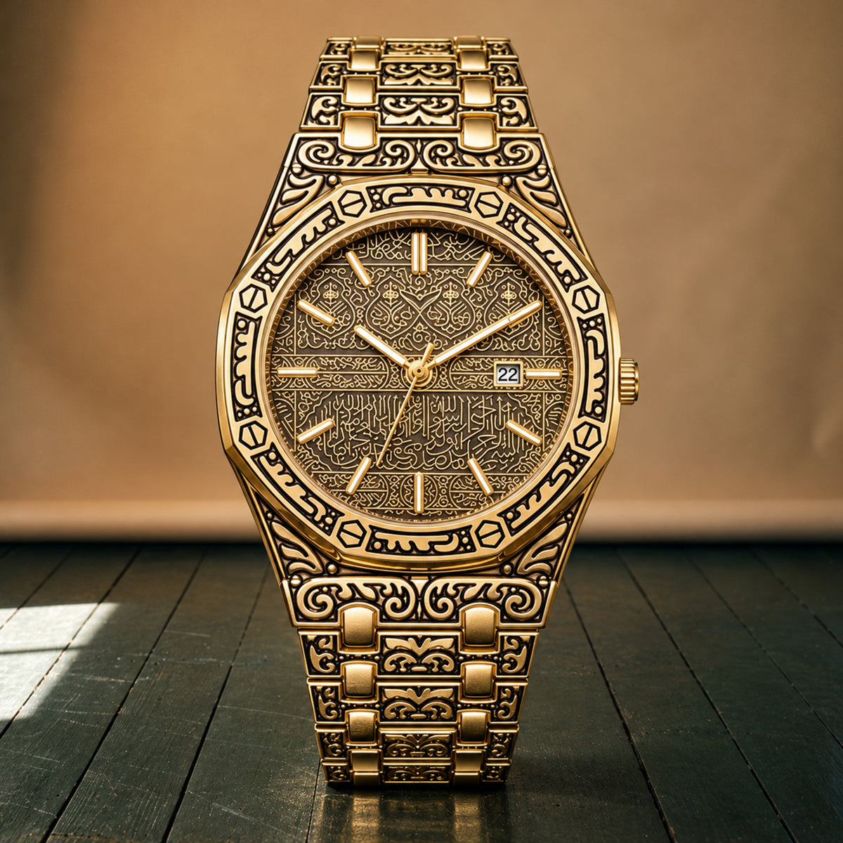 Gros plan sur le bracelet et le cadran gravés de motifs de la montre style vintage homme Bild