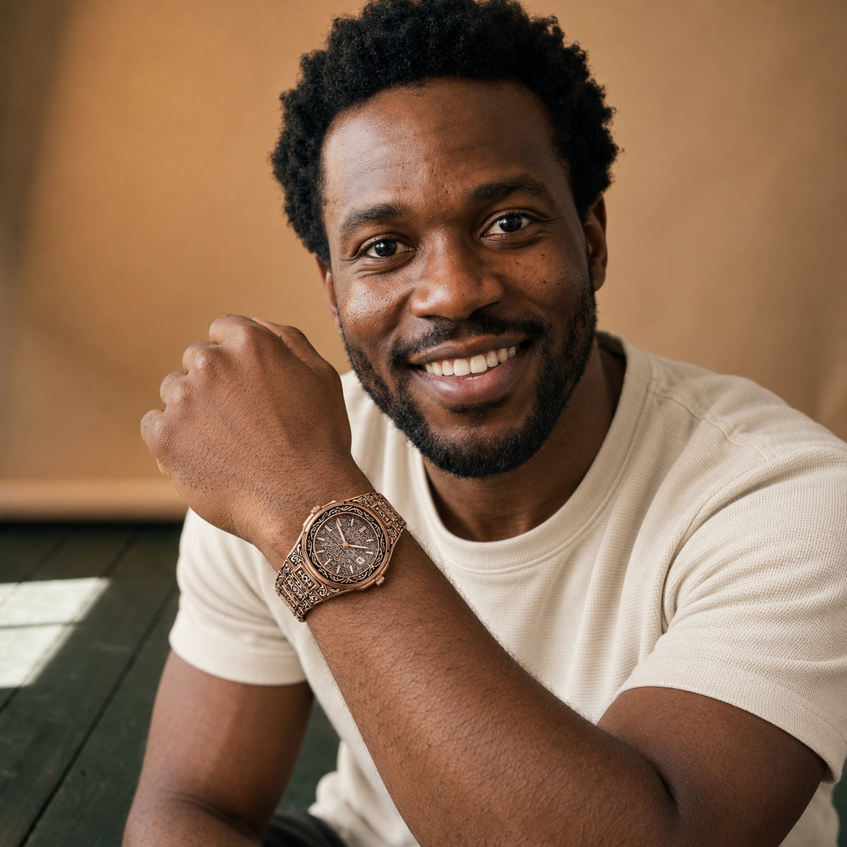 Montre vintage homme gravée à boîtier et bracelet métal portée au poignet en studio, vue de face Bild