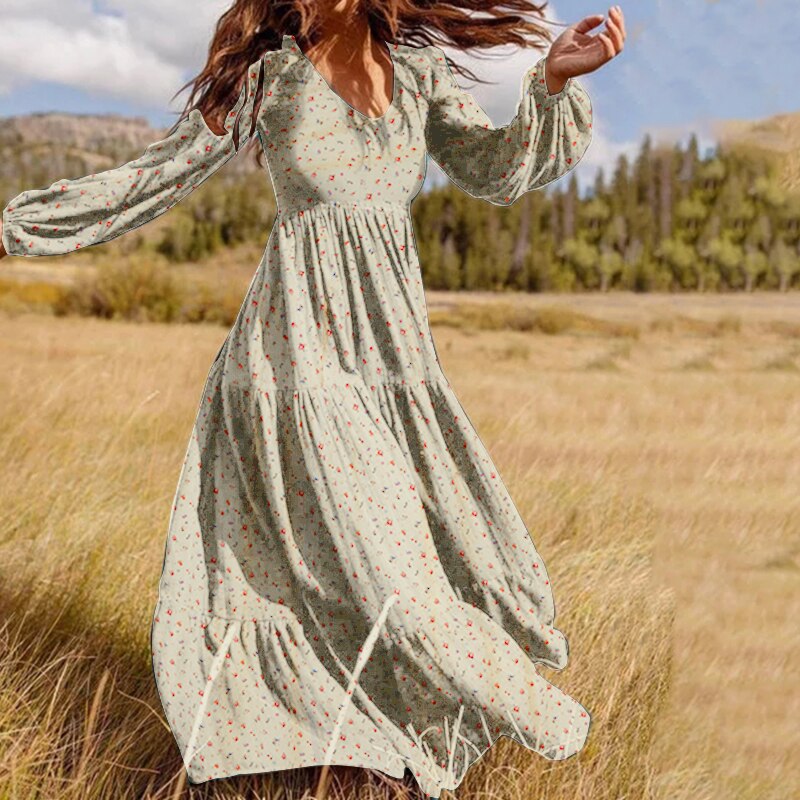 Robe longue vintage boheme portee dans un champ Bild