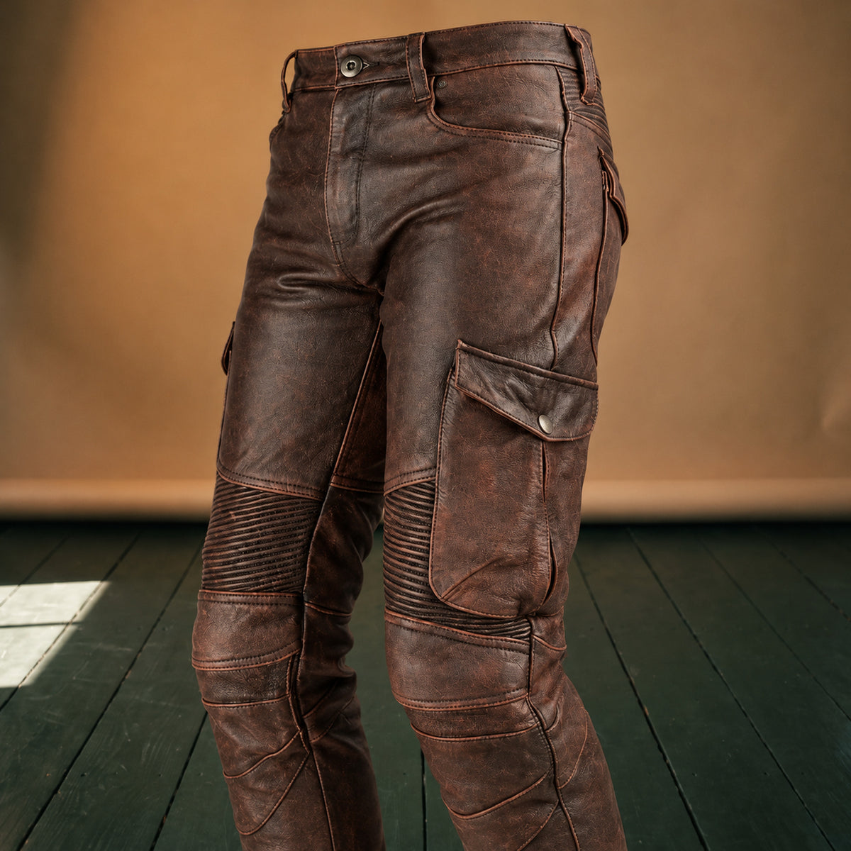 Gros plan sur les nervures au genou et la poche cargo du pantalon moto effet cuir Bild