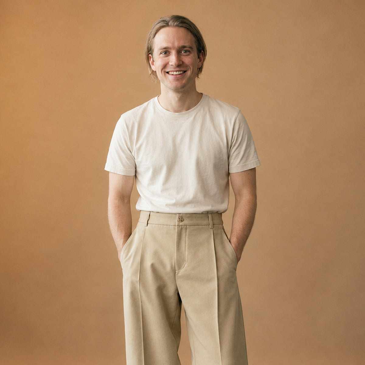 Pantalon vintage homme à pinces taille haute porté en studio avec une chemise rentrée, vue en pied Bild