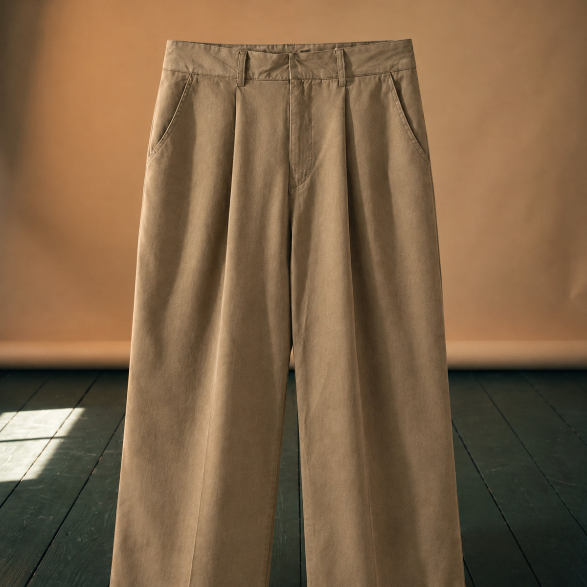 Gros plan sur les pinces, la glissière et le polyester doux du pantalon vintage homme coupe droite Bild