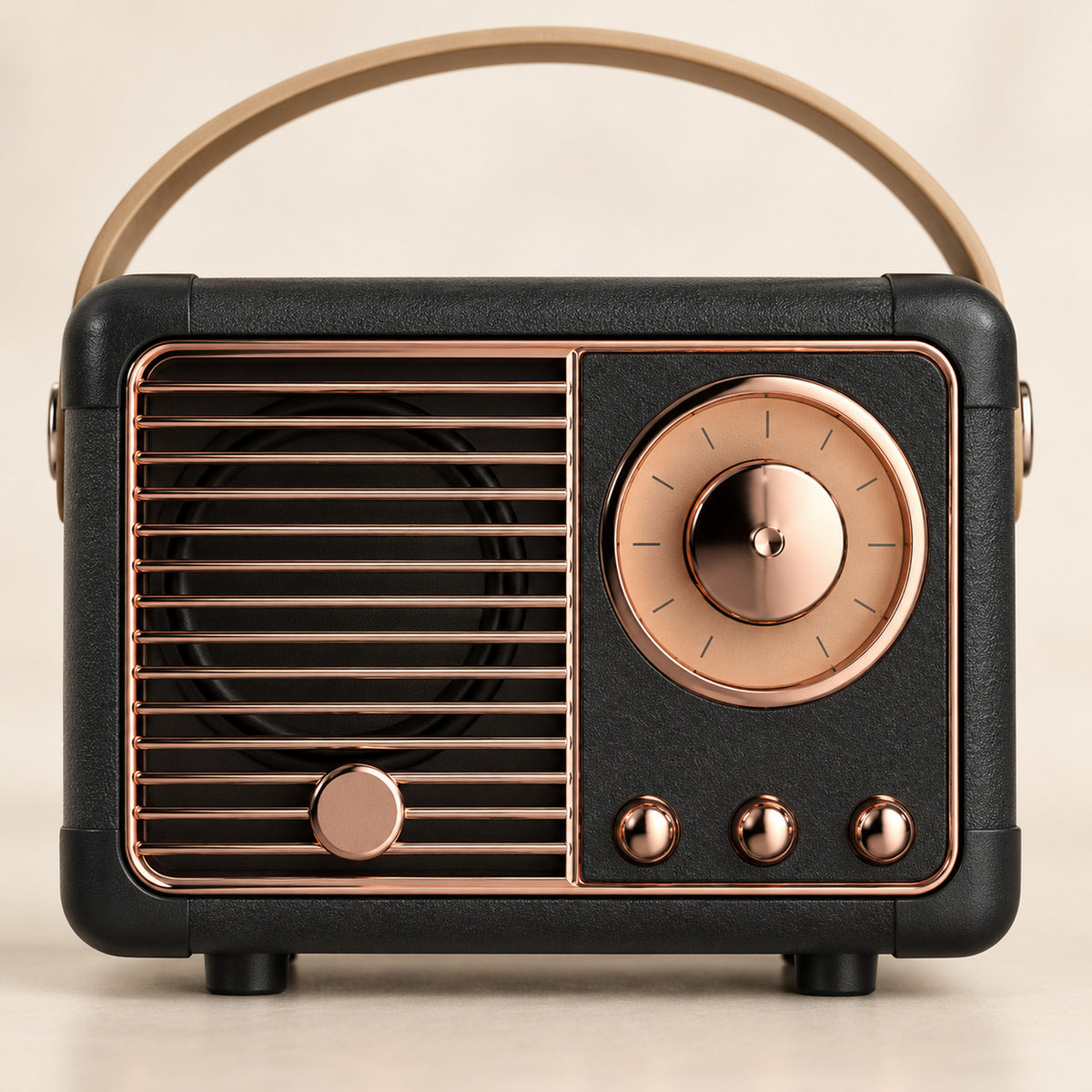 Gros plan sur la molette cuivrée, les trois boutons et la grille striée du petit poste radio vintage noir Bild