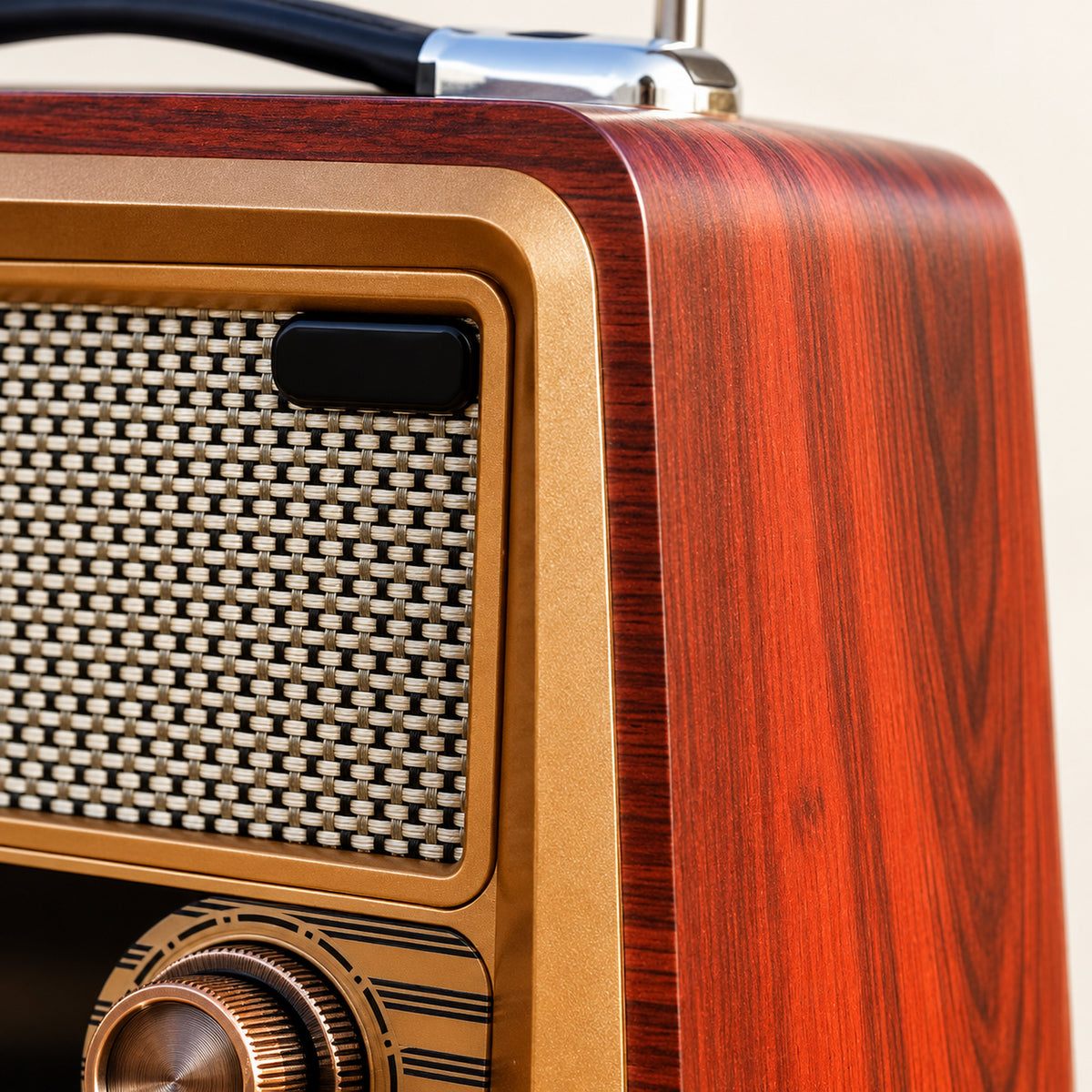 Gros plan sur le coffret en bois, la façade et les boutons du poste radio style vintage Bild