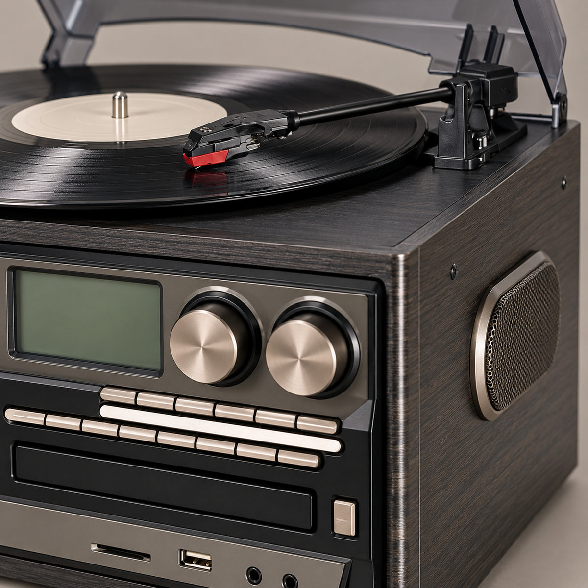 Gros plan sur le bras de lecture, la façade cassette et le tiroir CD de la radio CD vintage à platine vinyle Bild